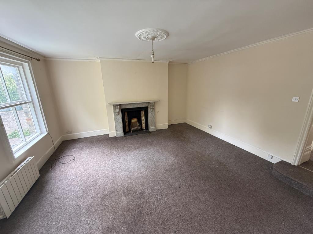 Lot: 128 - GROUND FLOOR FLAT FOR REFURBISHMENT - Living room